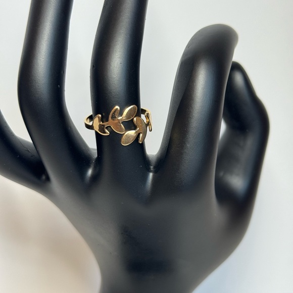 Flower designed ring - Picture 2 of 4